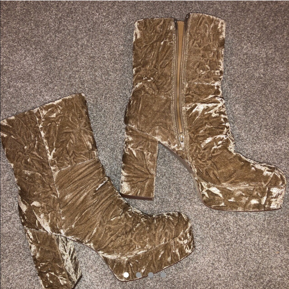 Velvet pinky-nude platform heeled boots